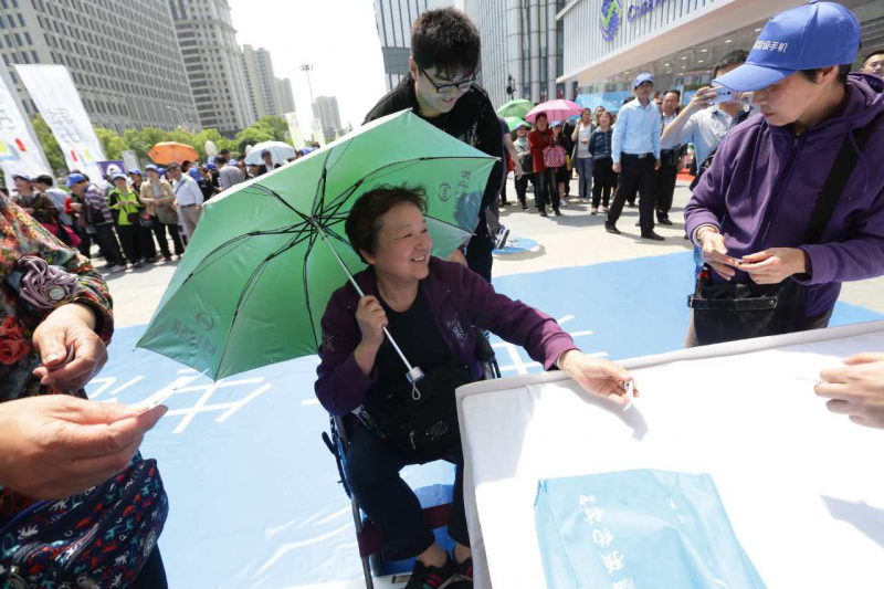 樂視二代手機(jī)千城萬店現(xiàn)貨首銷 樂迷風(fēng)雨無阻掀搶購(gòu)熱潮