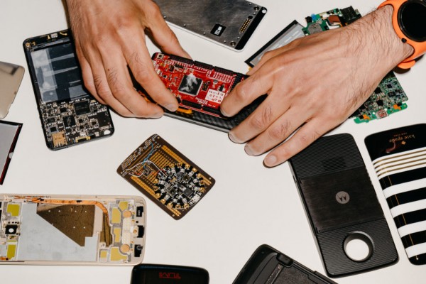 Moto Z幕后故事:聯(lián)想很瘋狂 用搭積木的方式造手機