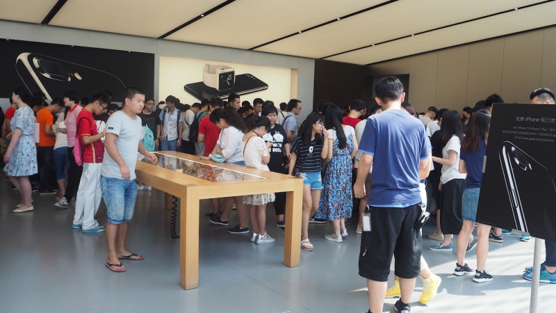 iPhone 7廣州遭瘋搶、黃牛生意火爆,分析師頻遭打臉