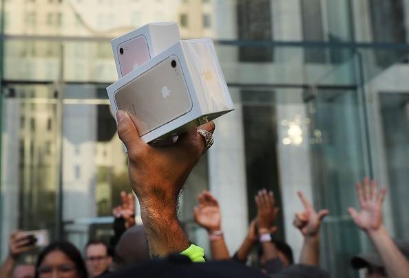 iPhone采用OLED是大勢(shì)所趨？高價(jià)格或成絆腳石