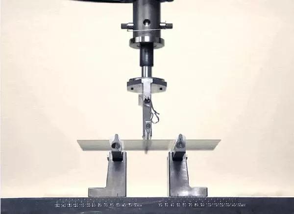 康寧的彎曲柔性玻璃來(lái)了，這將摧毀手機(jī)外殼加工產(chǎn)業(yè)鏈！