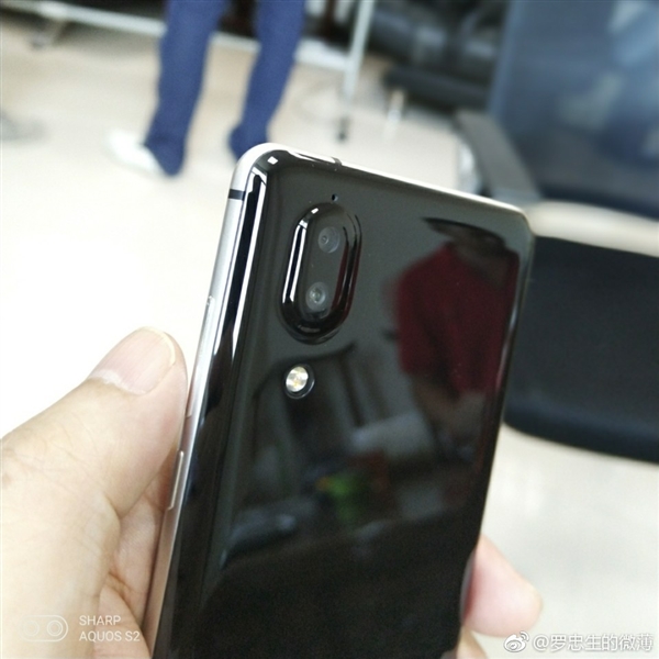 夏普全面屏新機(jī)再曝：全球首次在3D玻璃上浮雕Logo