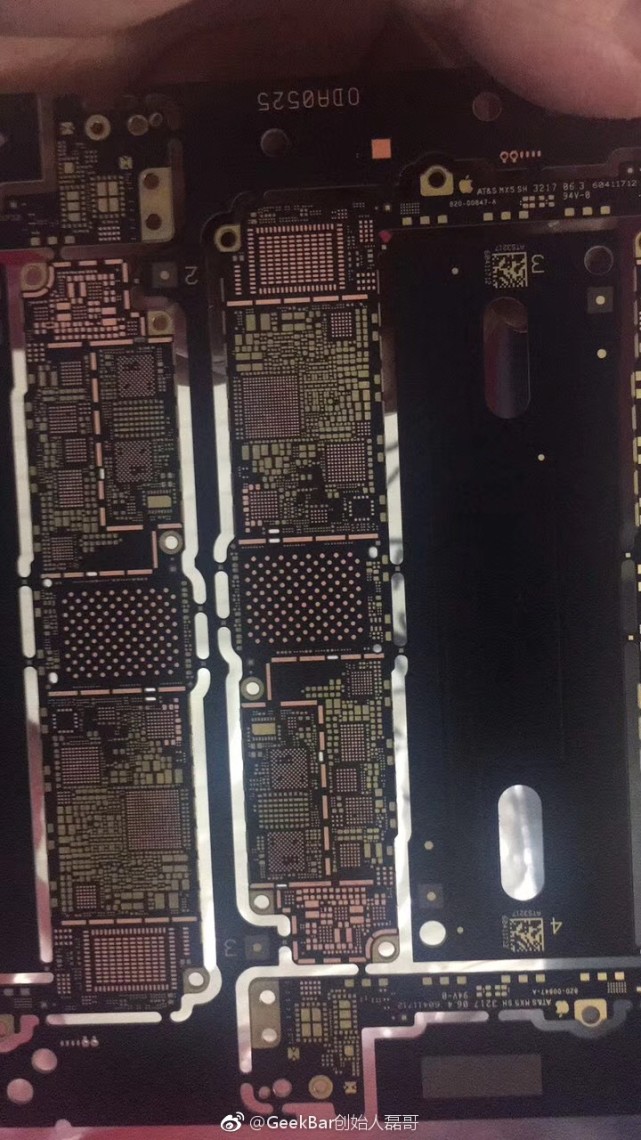 iPhone 7s主板諜照曝光 配A11處理器和2GB內(nèi)存