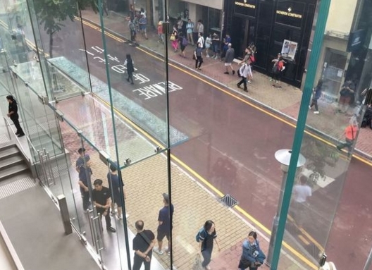 iPhone 8開賣：香港蘋果店僅3人排隊 黃?？迲K了