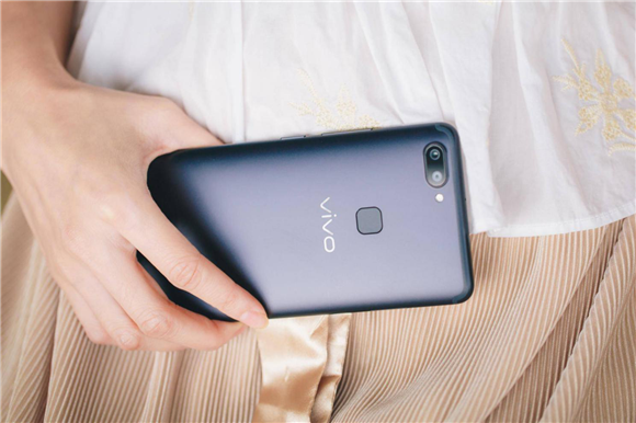 vivo X20全面屏手機(jī)走向時(shí)尚前沿，攜手王子文出席巴黎時(shí)裝周
