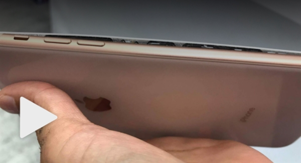iPhone 8Plus充電中突然爆裂