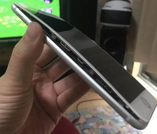 蘋果公司正調(diào)查全球首例iPhone 8 Plus充電鼓包的問題