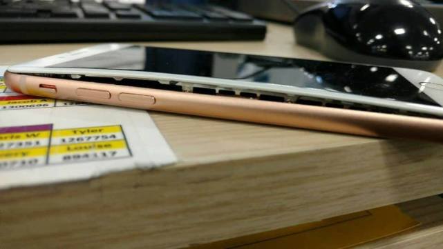 美國出現(xiàn)首例iPhone 8電池膨脹報告