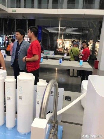 同一天，余承東考察小米之家，劉軍探訪華為線下店