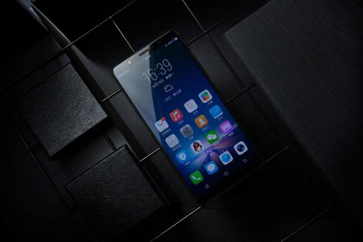 再獲殊榮 vivo X20全面屏獲“年度最佳拍照手機(jī)獎”