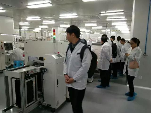 國際手機(jī)產(chǎn)業(yè)考察團(tuán)走進(jìn)重慶金茂電子、重慶中光電 點(diǎn)贊發(fā)展中的“重慶制造”