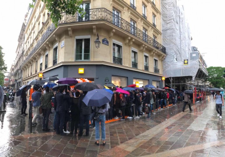 小米首家法國(guó)實(shí)體店開業(yè) 米粉雨天打傘排隊(duì)