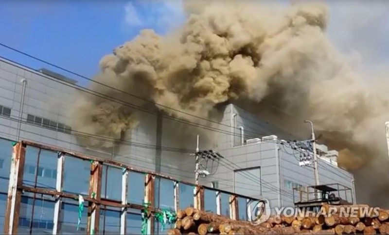 韓國(guó)工廠突發(fā)火災(zāi)致9死 2名工人4樓跳下喪生