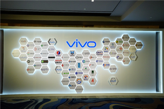 vivo發(fā)布全新工作域平臺解決方案，引領(lǐng)手機政企市場(chǎng)創(chuàng  )新
