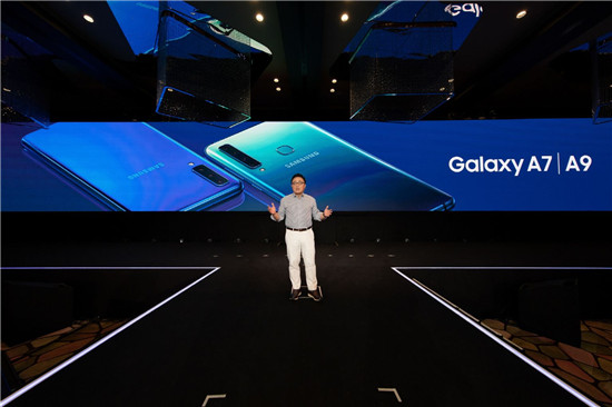 全球首款四攝像頭手機(jī)三星Galaxy A9發(fā)布