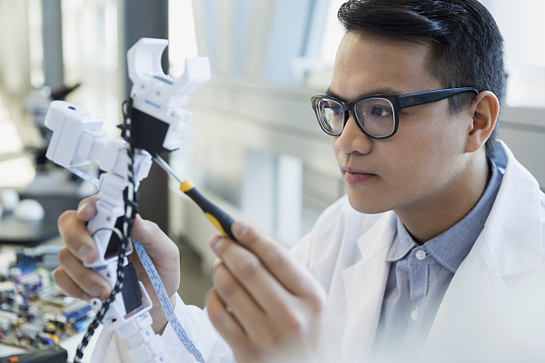 機器換人時(shí)代的技能短缺:以珠三角機器人行業(yè)為例