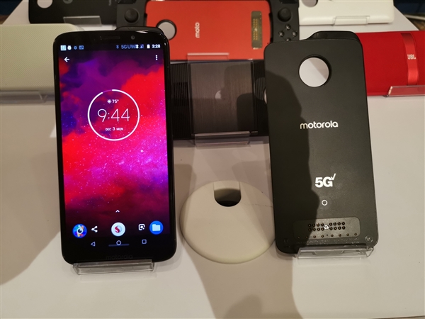 聯(lián)想秀全球首款5G手機(jī)Moto Z3:模塊升級 筆記本也能用