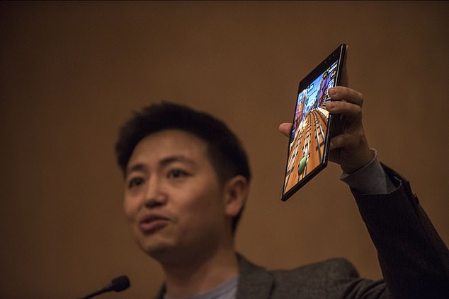 CES 2019:中國廠商柔宇科技展示可折疊手機(jī)