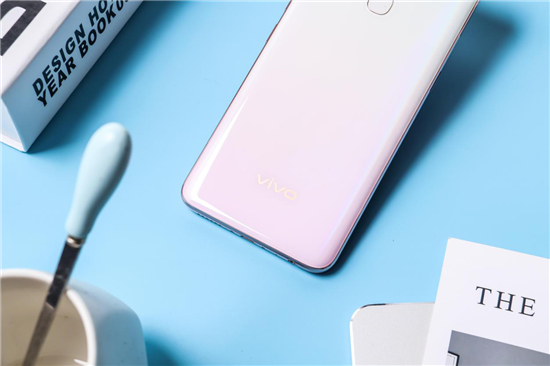 全新漸變色設(shè)計(jì)，vivo Z5x幻彩粉再造色彩美學(xué)