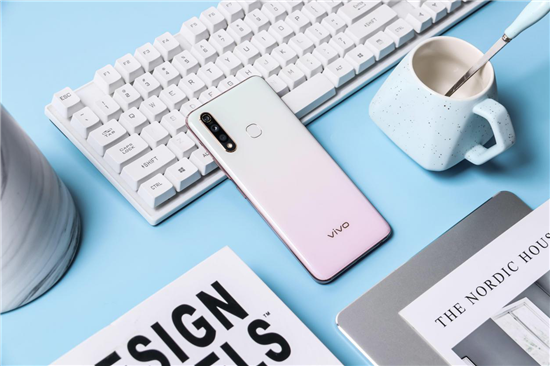 全新漸變色設(shè)計(jì)，vivo Z5x幻彩粉再造色彩美學(xué)