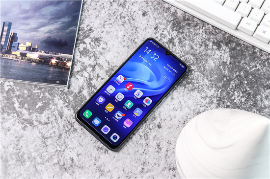 好看與好用可同時(shí)兼顧，vivo Y7s琉璃黑新品開(kāi)售