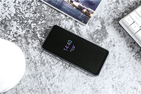 好看與好用可同時(shí)兼顧，vivo Y7s琉璃黑新品開(kāi)售