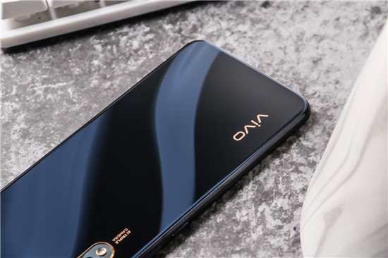 好看與好用可同時(shí)兼顧，vivo Y7s琉璃黑新品開(kāi)售