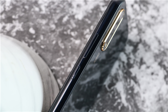 好看與好用可同時(shí)兼顧，vivo Y7s琉璃黑新品開(kāi)售