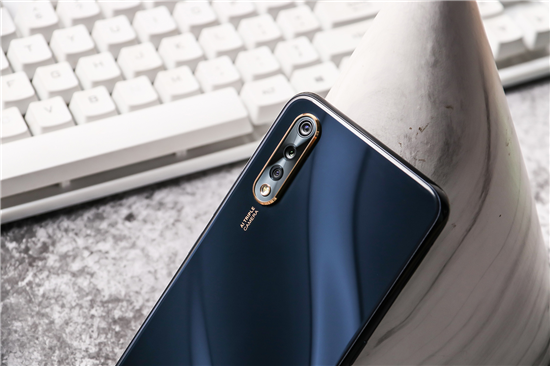 好看與好用可同時(shí)兼顧，vivo Y7s琉璃黑新品開(kāi)售