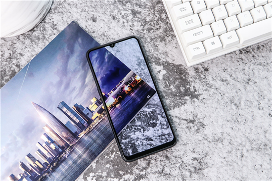 好看與好用可同時(shí)兼顧，vivo Y7s琉璃黑新品開(kāi)售