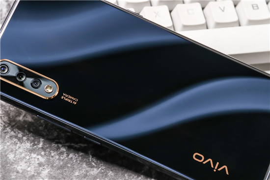 好看與好用可同時(shí)兼顧，vivo Y7s琉璃黑新品開(kāi)售
