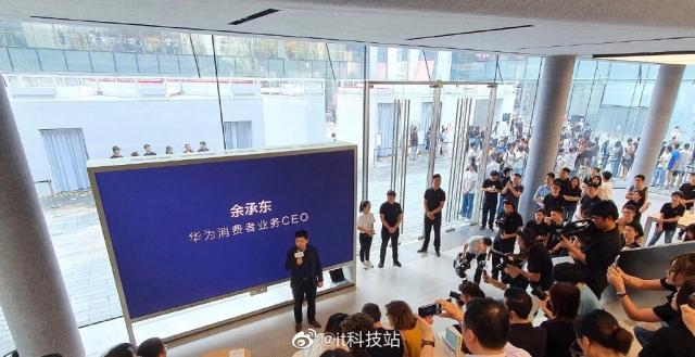 華為首家全球旗艦店在深圳萬象天地正式開業(yè)
