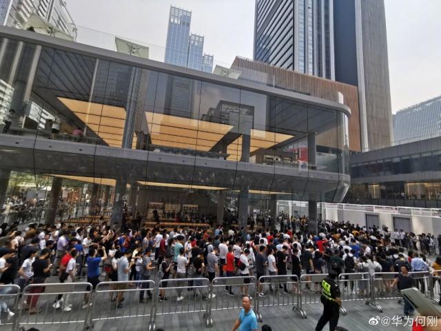 華為首家全球旗艦店在深圳萬象天地正式開業(yè)