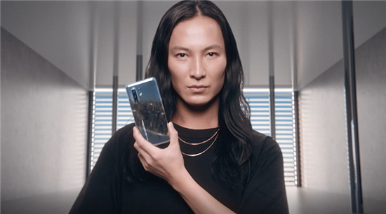 知名華裔設(shè)計師現(xiàn)身解讀vivo X30系列aw聯(lián)名限定版設(shè)計理念